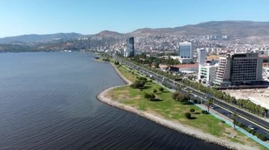 İzmir, Türkiye - 17 08 2021: İzmir ufuk çizgisi. En kalabalık üçüncü şehirdir. 