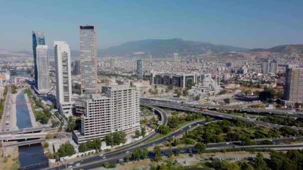 Izmir, Turcja - 17 08 2021: Widok na panoramę Izmiru. To trzecie najbardziej zaludnione miasto. — Wideo stockowe