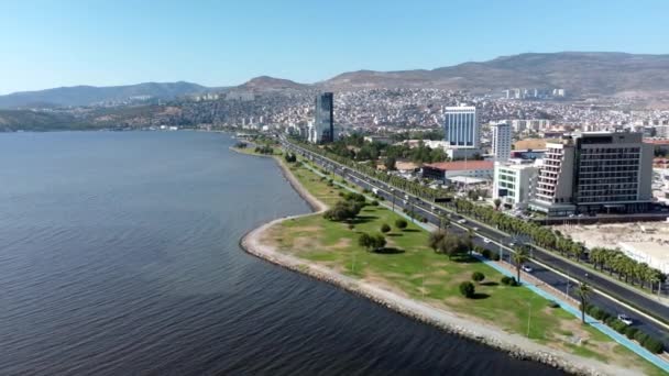 Izmir, Türkei - 17 08 2021: Blick auf die Skyline von Izmir. Es ist die drittbevölkerungsreichste Stadt — Stockvideo