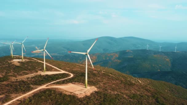 Dron letí nad větrným mlýnem. Letecký pohled na farmu s větrnými turbínami. Větrné elektrárny vyrábějící čistou energii z obnovitelných zdrojů pro udržitelný rozvoj. — Stock video