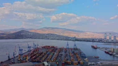 Güzel bulutlu bir günde deniz limanının havadan görüntüsü