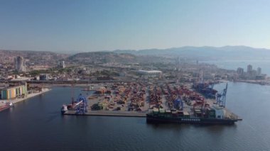 İzmir, Türkiye - 18 Ağustos 2021 - İHA ile İzmir limanının havadan görüntüsü.