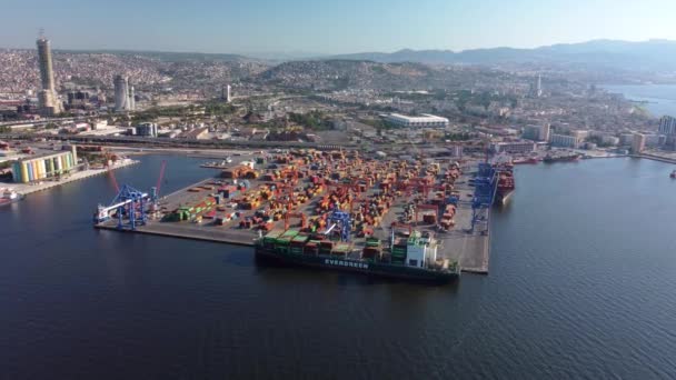 Izmir, Turecko - 18. srpna 2021 - Letecký pohled na přístav Izmir v Turecku s dronem. — Stock video