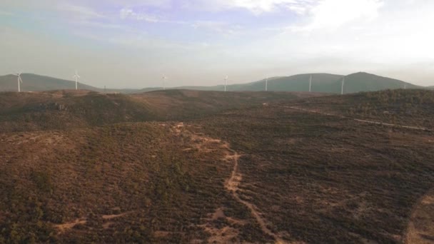 Ο Κηφήνας πετάει πάνω από ένα πάρκο Γουίντμιλ. Αεροφωτογραφία ενός αγροκτήματος με ανεμοστρόβιλους. Τουρμπίνες αιολικής ενέργειας που παράγουν καθαρές ανανεώσιμες πηγές ενέργειας για τη βιώσιμη ανάπτυξη. — Αρχείο Βίντεο