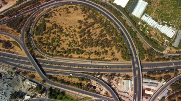 Vista aérea de la autopista y el paso elevado en la ciudad — Vídeos de Stock