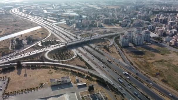 都市の高速道路と陸橋の空中風景 — ストック動画