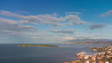 Küçük bir deniz kasabasının manzarası Urla Cesmealti izmir