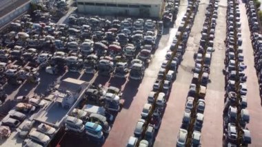 Parktaki çarpışan birçok arabanın hava görüntüsü