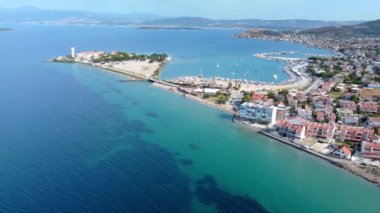 Küçük bir deniz kasabasının manzarası Urla Cesmealti izmir