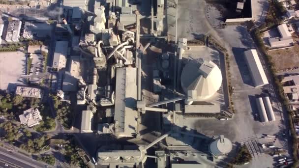 Vista aérea planta de cemento fabricación de fábrica, maquinaria de fábrica de cemento. — Vídeos de Stock