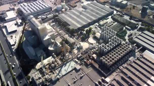 Vista aérea de um drone voando sobre a fábrica de cerveja, várias fileiras de tanques. — Vídeo de Stock