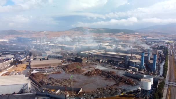 Drone shot van industriële zone met dikke smog en het verbranden van fossiele brandstoffen. Zoom in luchtfoto van de fabriekszone vanaf de top, luchtvervuiling en roet in veel fabrieksschoorstenen in de stad — Stockvideo