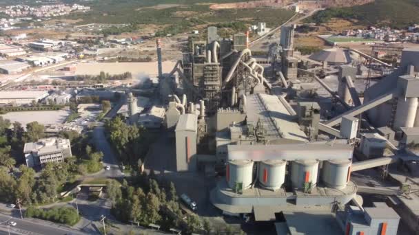 Vista aérea planta de cemento fabricación de fábrica, maquinaria de fábrica de cemento. — Vídeo de stock