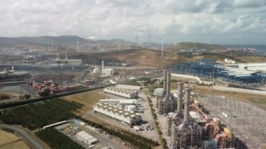 Kırsal bölgedeki büyük endüstriyel gaz santralinin havadan görünüşü. Üst Manzara. Boru hatları ve bacaları olan bir kompleks