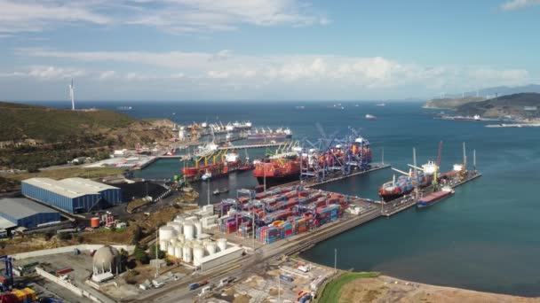 Muelle de contenedores en el puerto Aliaga Izmir Turquía 03.09.2021 — Vídeos de Stock