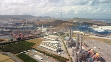 Kırsal bölgedeki büyük endüstriyel gaz santralinin havadan görünüşü. Üst Manzara. Boru hatları ve bacaları olan bir kompleks