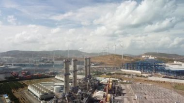 Kırsal bölgedeki büyük endüstriyel gaz santralinin havadan görünüşü. Üst Manzara. Boru hatları ve bacaları olan bir kompleks