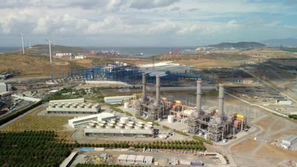 Luchtfoto van een grote industriële gascentrale op het platteland. Bovenaanzicht. Complex met pijpleidingen en schoorstenen — Stockvideo