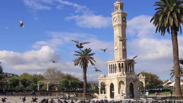 İzmir 'de eski saat kulesi olan Konak Meydanı manzaralı. 1901 yılında inşa edilmiş ve İzmir İli 'nin sembolü — Stok video