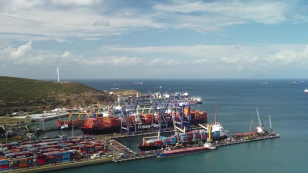 Muelle de contenedores en el puerto Aliaga Izmir Turquía 03.09.2021 — Vídeos de Stock