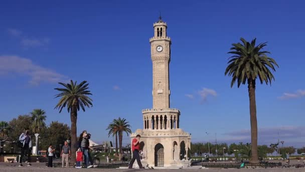 Измир, Турция, октябрь 2021 года: знаменитая Часовая башня на площади Конак, Измир. — стоковое видео