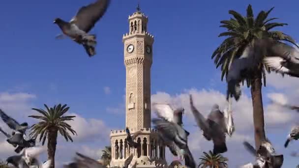 Вид на Конакскую площадь со старой часовой башней в измирском слоупстайле. Он был построен в 1901 году и является символом города Измир, Турция — стоковое видео