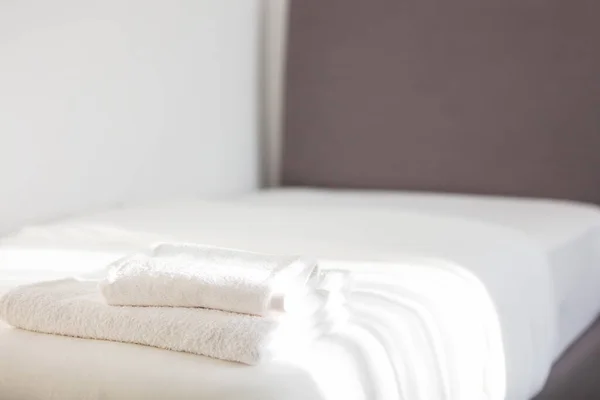 干净的白色毛巾堆积在酒店床上 — 图库照片