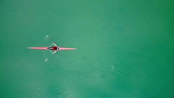 Aerial drone birds eye view vídeo of sport canoe operated by young man — Vídeo de Stock