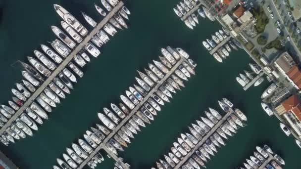 Вид причала для яхт и туристических яхт с беспилотника. Пролететь над портом Чешме Измир Турция — стоковое видео