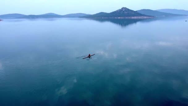 Aerial drone birds eye view video of sport canoe operated by young man — Vídeos de Stock