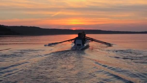 Remo na canoa ao pôr-do-sol, Ayvalik Turquia câmera lenta — Vídeo de Stock