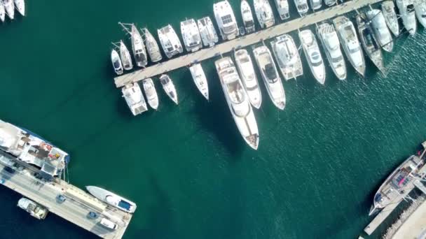 Vue aérienne par drone de la marina pour bateaux et yachts de tourisme. Survolez le port cesme izmir Turquie — Video