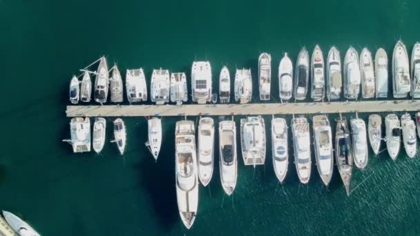 Widok z lotu ptaka na przystań dla łodzi i jachtów turystycznych. Leć nad portem cesme izmir Turcja — Wideo stockowe