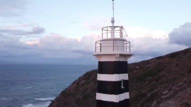 sarpincik deniz feneri drone 'u mavi deniz vuruyor