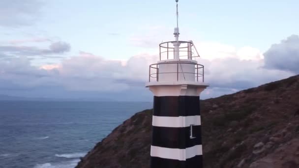 Drone farol sarpincik disparando mar azul — Vídeo de Stock