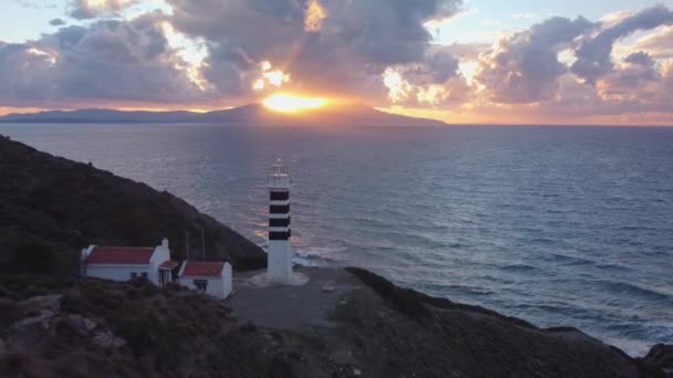 Беспилотник на маяке Сарпинчик стреляет в голубое море — стоковое видео