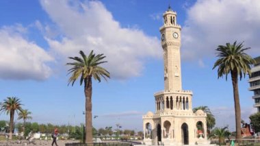 İzmir 'de eski saat kulesi olan Konak Meydanı manzaralı. 1901 yılında inşa edilmiş ve İzmir İli 'nin sembolü