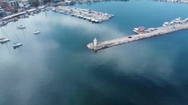 Küçük bir deniz kasabasının manzarası Urla Cesmealti izmir