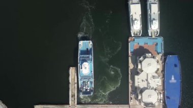 Tipik bir feribot, araç ve insan havadan görüntüsü. Gökyüzü manzaralı gemi İzmir Türkiye 'de yelken açtı. 