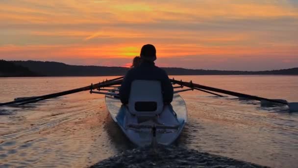 Rudern im Kanu bei Sonnenuntergang, Ayvalik Türkei Zeitlupe — Stockvideo