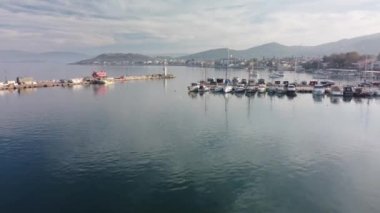 Küçük bir deniz kasabasının manzarası Urla Cesmealti izmir