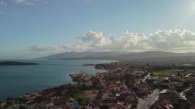  Ege Denizi yakınlarındaki küçük köy manzarası Urla, İzmir, Türkiye