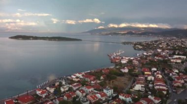  Ege Denizi yakınlarındaki küçük köy manzarası Urla, İzmir, Türkiye