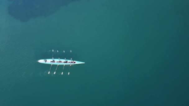 Aerial drone birds eye view video of sport canoe operated by team of young men and women — Vídeos de Stock