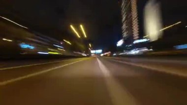 Sürücü POV 'un çoklu ışık izleriyle süratli sürüşünün 4k UHD görüntülerinin hızlandırılmış hareketi
