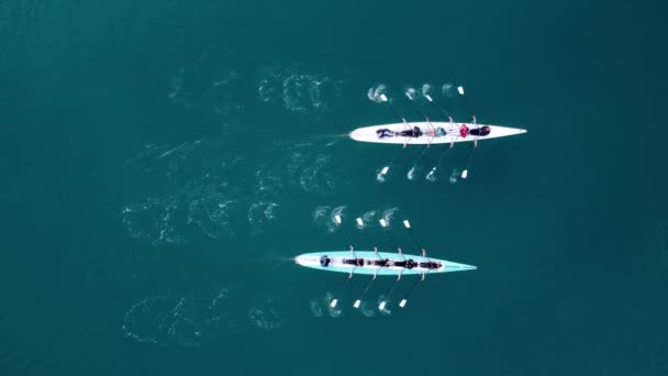 Aerial drone birds eye view video di due canoe sportive gestite da team di giovani uomini e donne — Video Stock