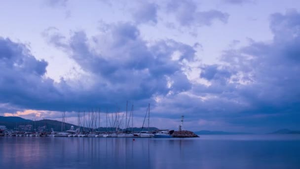 ヨット・ポート、イスケレ、ウラ・イズミル。雲の空の下でヨットマリーナの帆船。時間の経過 — ストック動画
