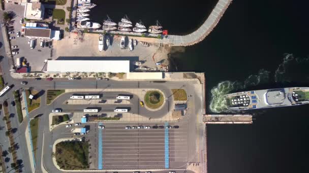Luchtfoto van een typische veerboot vervoer auto 's en mensen. Luchtfoto top uitzicht schip zeilt op de zee izmir Turkije. — Stockvideo