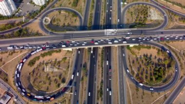 Modern otoban manzarası ve çeşitli haritalar. Ulaşım ve teknoloji konsepti. Akıllı Ulaşım Sistemleri. Hizmet olarak hareket edilebilirlik.