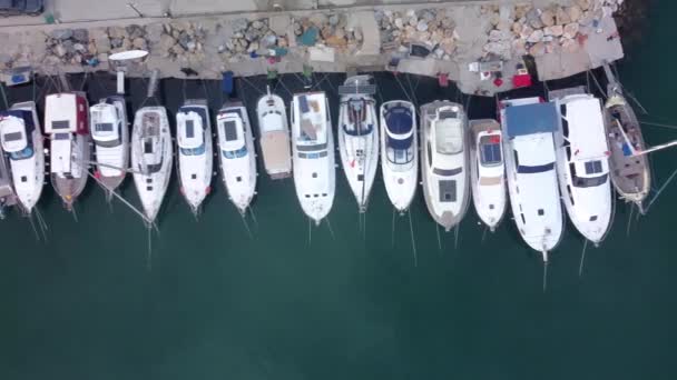 Top View Aerial Drone Video: Marina Körfezi üzerinde farklı boyutlarda yatlarla uçuş. Lüks Yatlar ve Balıkçı tekneleri Park Edildi — Stok video